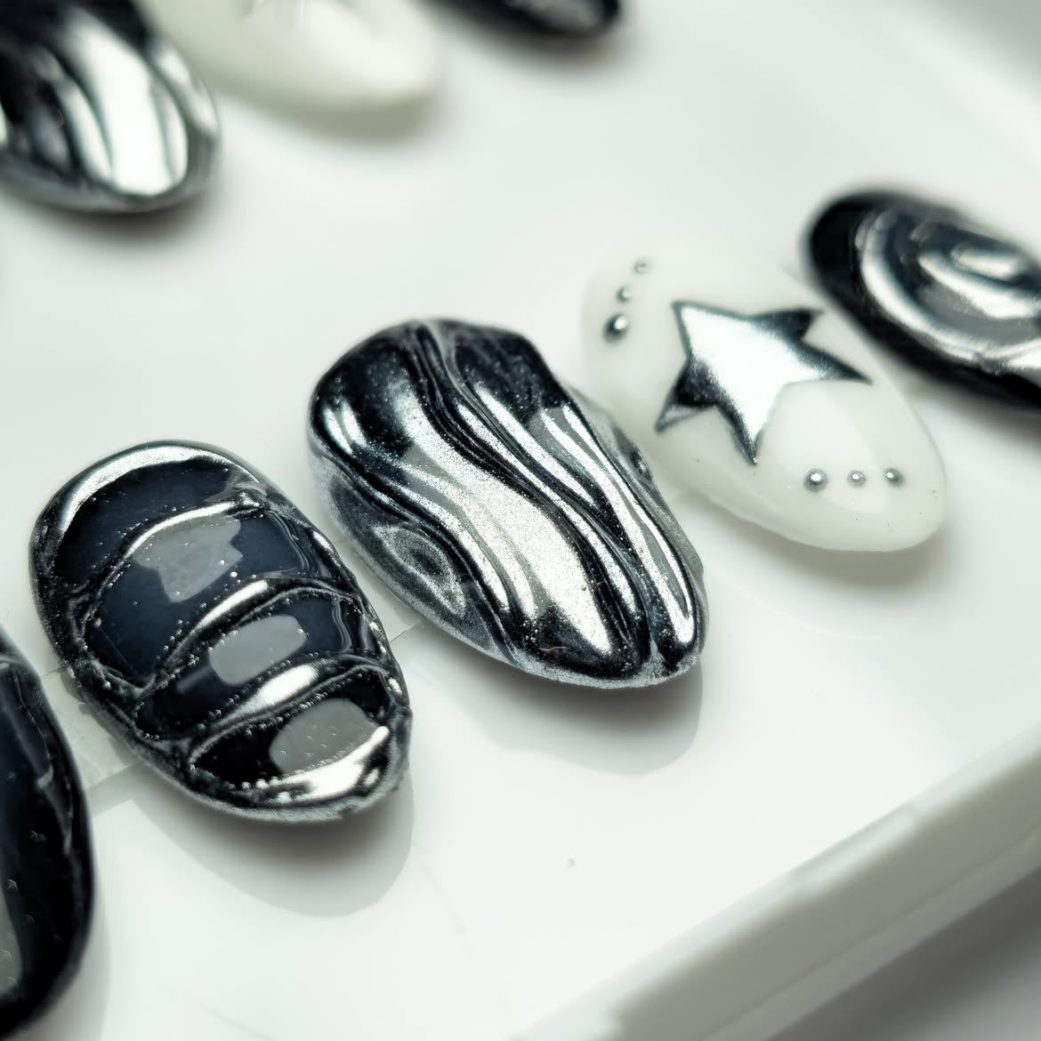 Press on Nails - Overlock